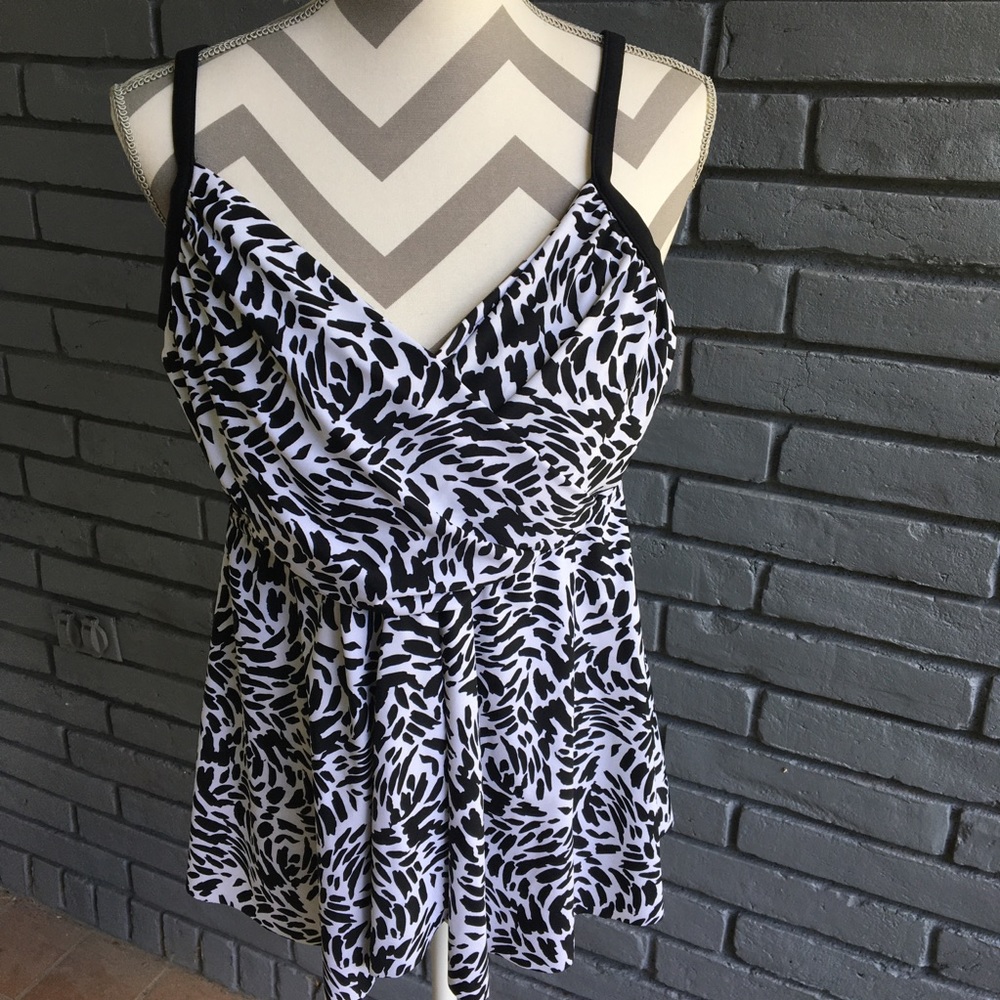 AZUL Swimsuit Top B&W Animal Print. SZ 18